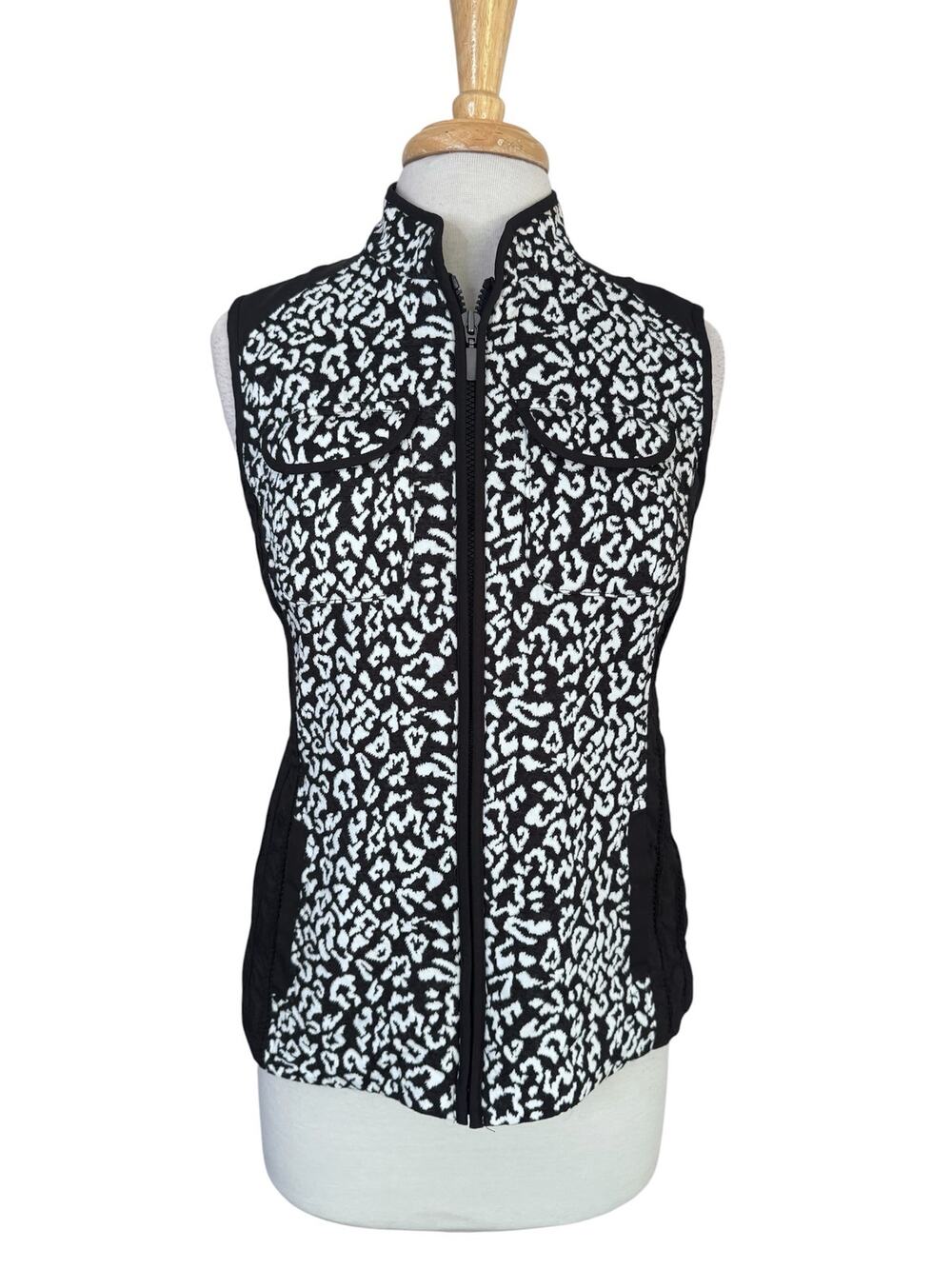 CHICOS Cheetah Print Lightweight Vest in Black & White Sz Small (0) Full Zip